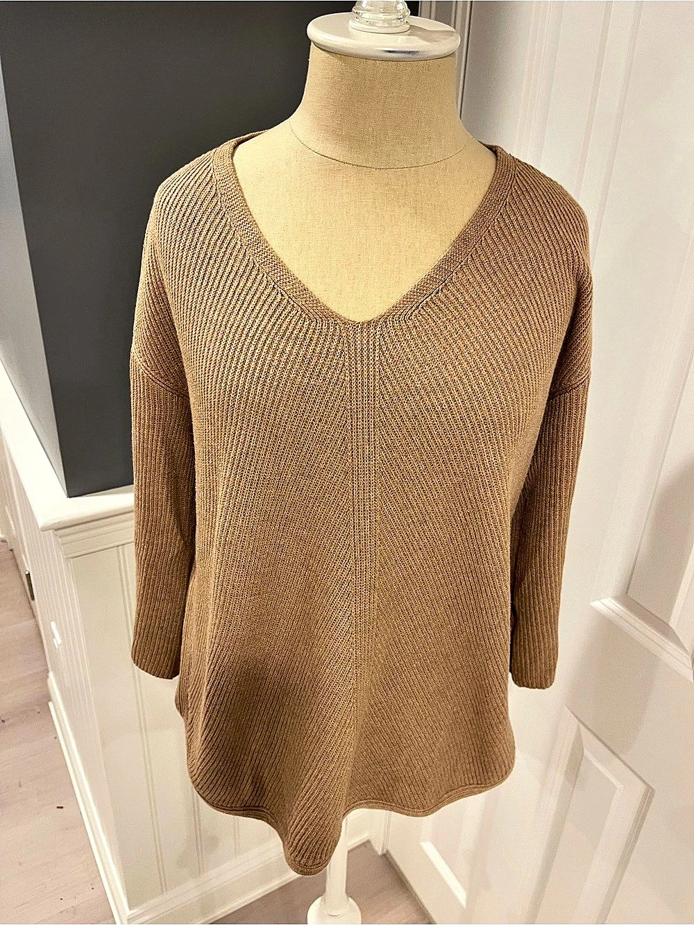 Chico's V-Neck Knit Sweater in tan Size Medium Like New